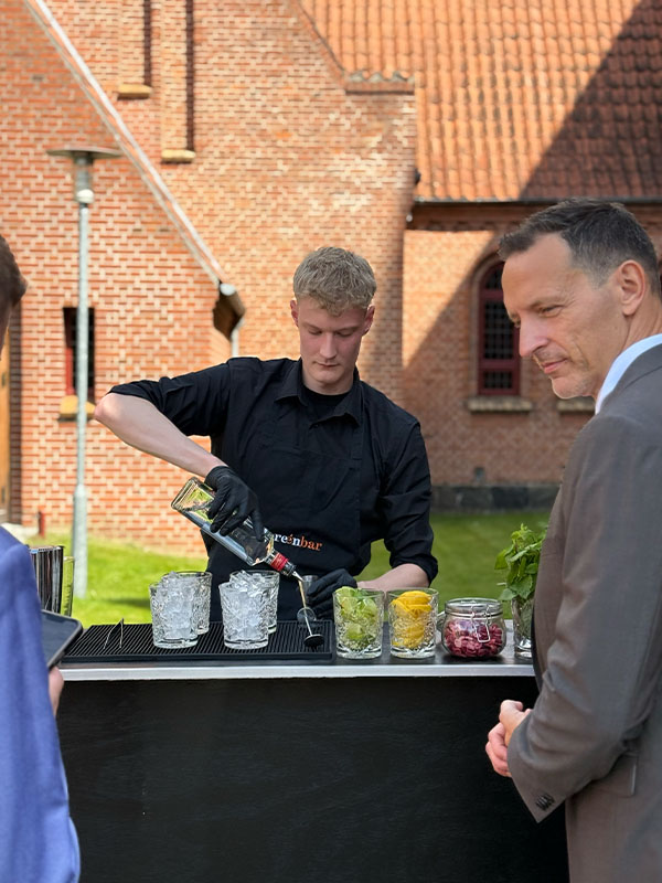 Fri bar foran kirke med bartender